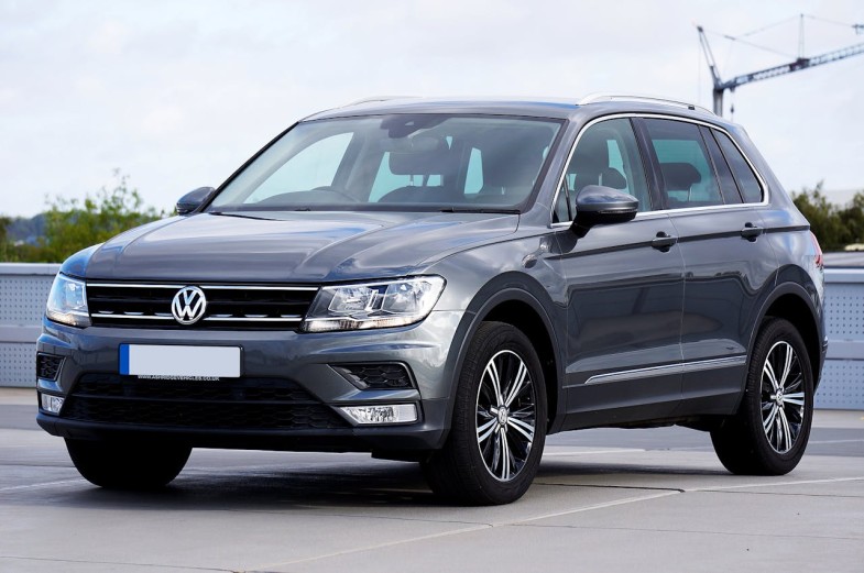 GRAY VOLKSWAGEN TIGUAN