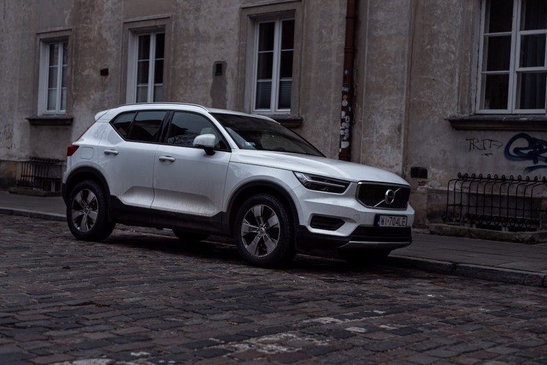 VOLVO XC40 ON PAVING STREET