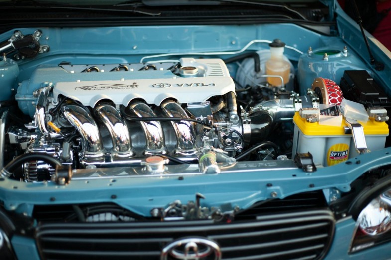 PHOTO OF A CLEAN CAR ENGINE