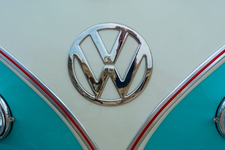 CLOSE UP OF THE VOLKSWAGEN EMBLEM ON VINTAGE VAN