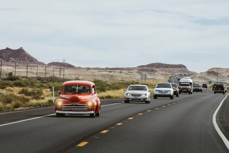 PHOTO CARS ON ROAD