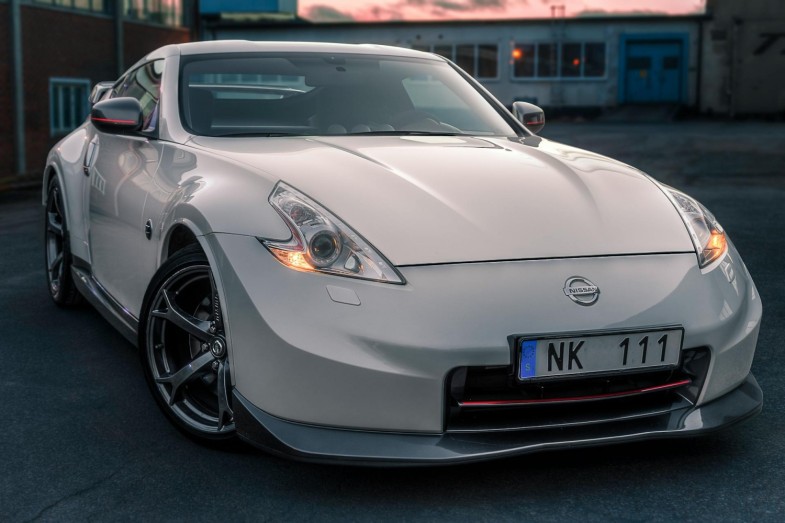 PHOTO OF WHITE NISSAN CAR