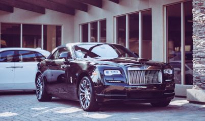 LUXURY CAR PARKED OUTSIDE A BUILDING ROLLS ROYCE