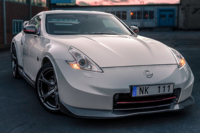 PHOTO OF WHITE NISSAN CAR