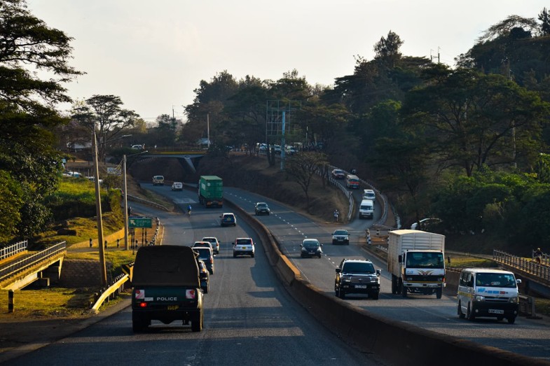PHOTO VEHICLES ON A HIGHWAY