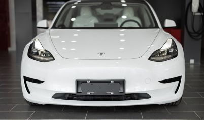 CLOSE UP PHOTO OF A WHITE CAR TESLA