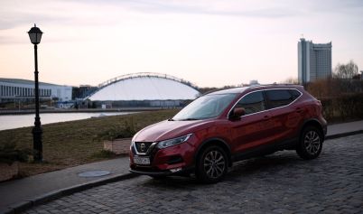 NISSAN QASHQAI ON THE COBBLESTONE ROAD IN MINSK