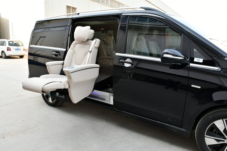 MERCEDES-BENZ V CLASS WITH WHITE LEATHER SEAT