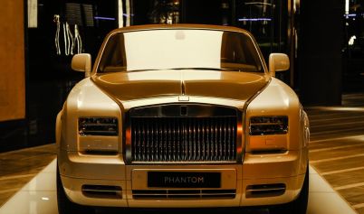 GOLDEN ROLLS-ROYCE PHANTOM DROPHEAD COUP
