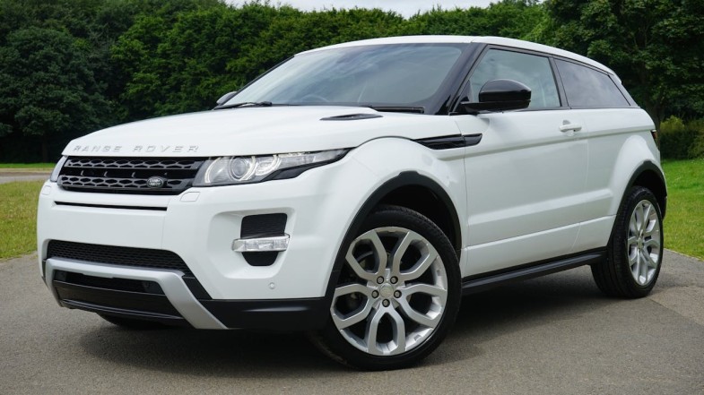 WHITE LAND ROVER RANGE ROVER SUV ON ROAD