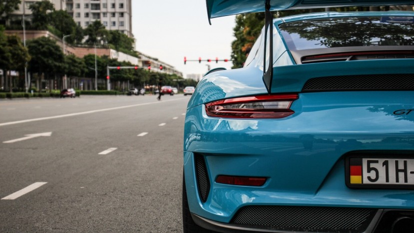 PORSCHE 911 GT2 SPORTS CAR ROAD