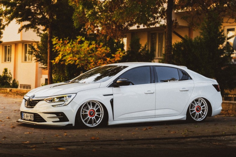 PHOTOGRAPH OF A WHITE RENAULT MEGANE