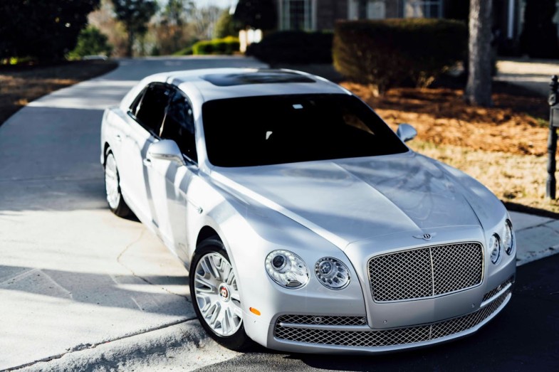 PHOTO OF A BENTLEY CAR