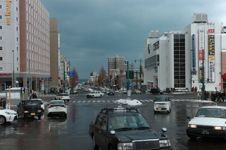 BUSY CITY INTERSECTION IN WINTER