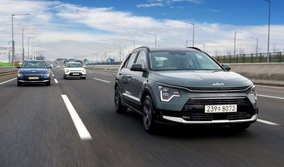 KIA NIROS DRIVING ON THE ROAD