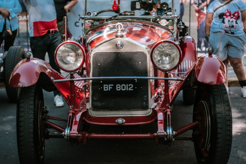 PEOPLE LOOKING AT CLASSIC RED ALFA ROMEO 6C