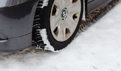CLOSE UP SHOT OF A TIRE BMW
