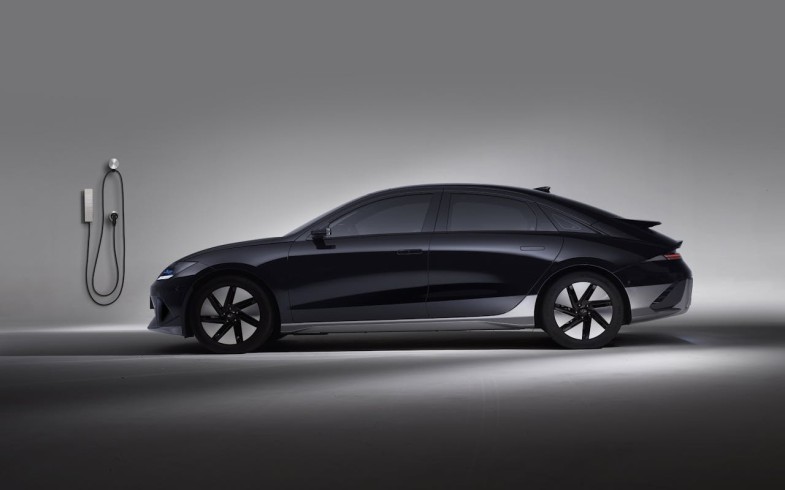 BLACK HYUNDAI IN A STUDIO