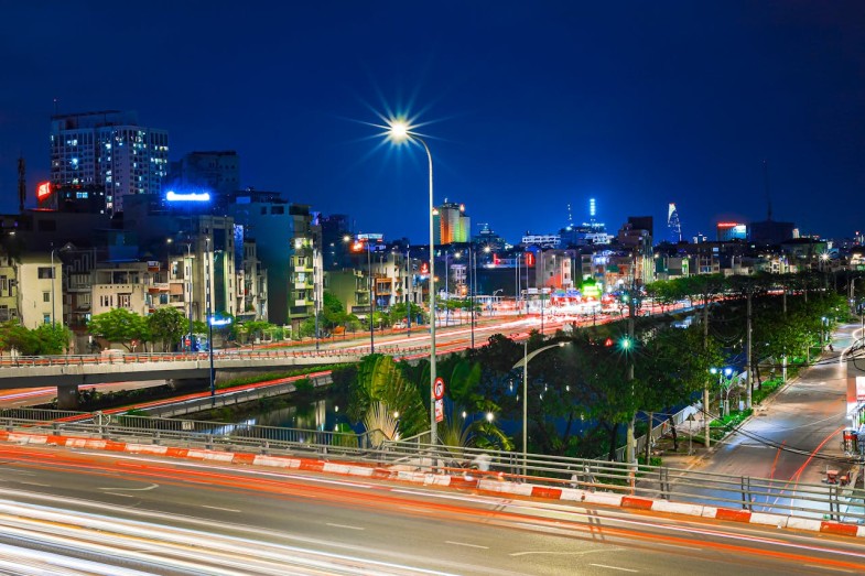 BLURRED LIGHT IF MOVING CARS IN CITY