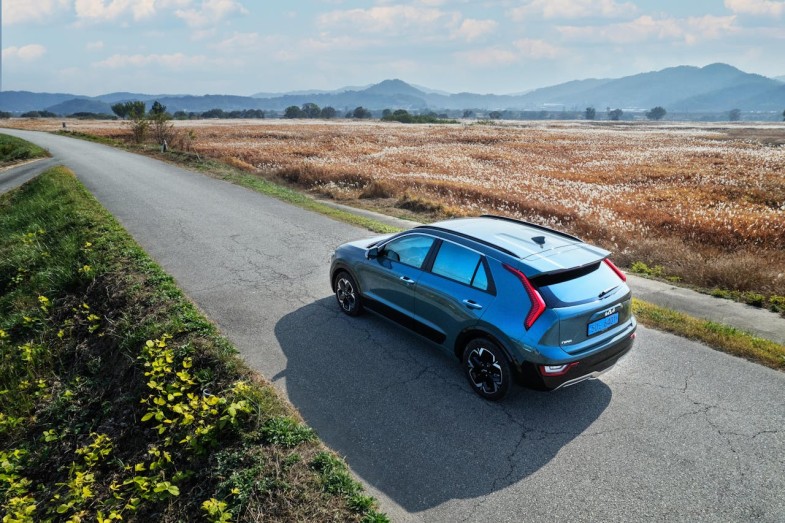BLUE VEHICLE PARKED ON THE ROAD BESIDE A FIELD HYUNDAI