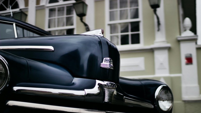 PHOTO BLACK CAR - CLASSIC FORD