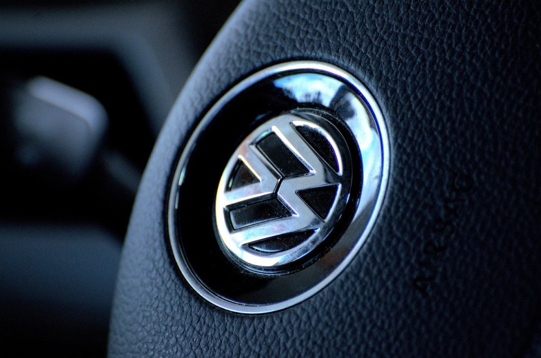 VOLKSWAGEN LOGO MACRO STEERING WHEEL