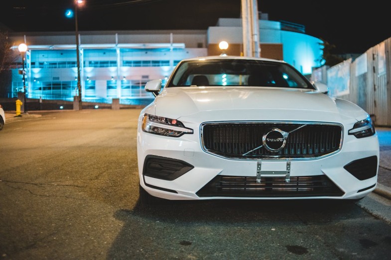 PHOTO OF WHITE CAR PARKED ON ROADSIDE VOLVO