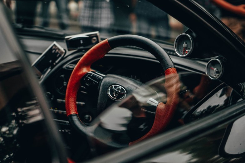 BLACK AND RED TOYOTA CAR STEERING WHEEL