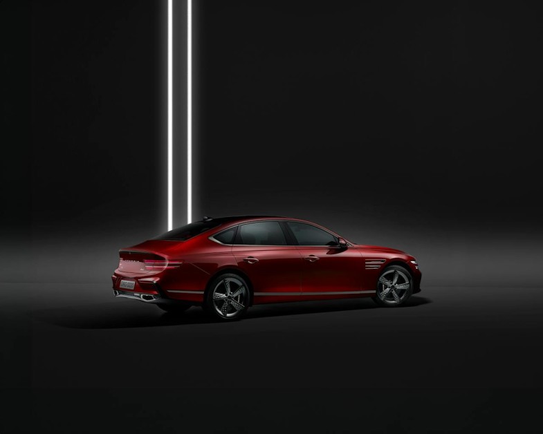 RED LUXURY GENESIS G80 SPORT
