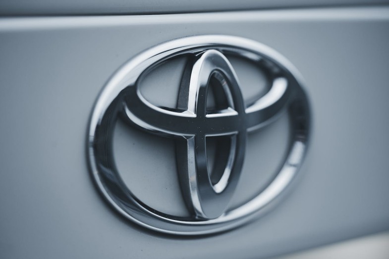 CLOSE UP OF TOYOTA EMBLEM