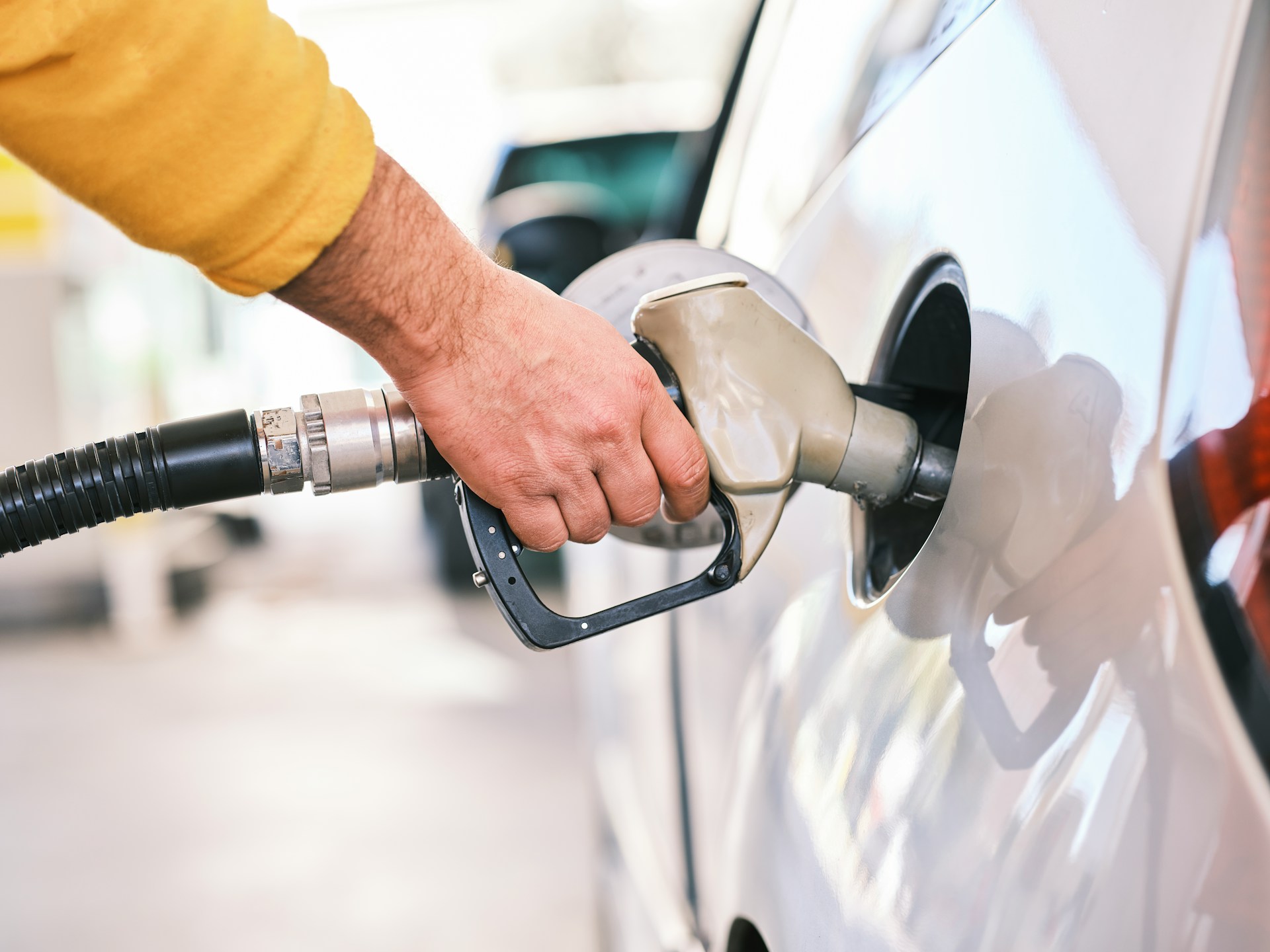 How to Save Gas: 5 Fuel-Efficient Driving Tips to Improve Fuel Economy ...