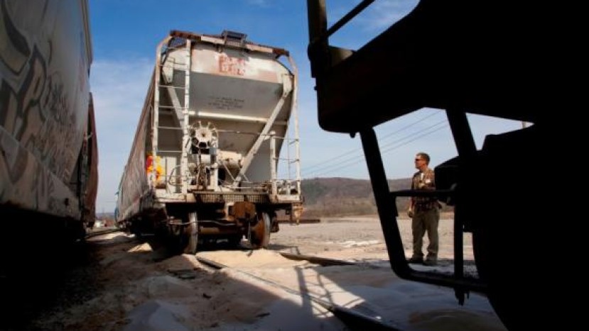 U.S. fracking firms stay in top gear despite oil price slump