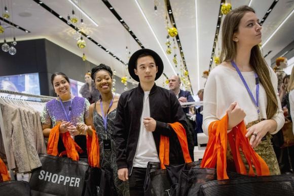 U.S. data points to strong spending ahead of holiday shopping frenzy