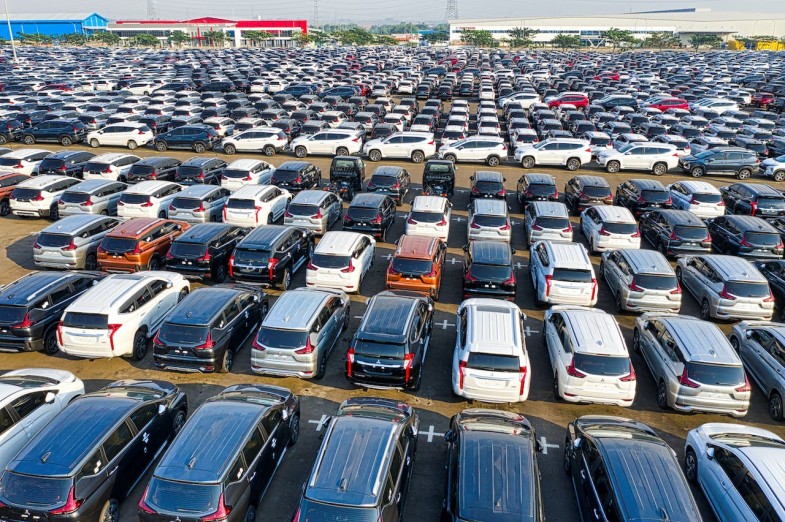 MANY CARS OF MODERN MANUFACTURER IN DAYTIME