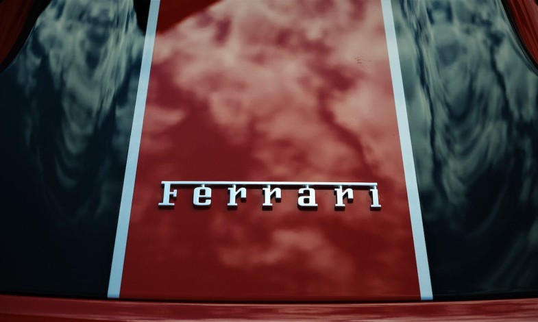 PHOTO OF A FERRARI CAR