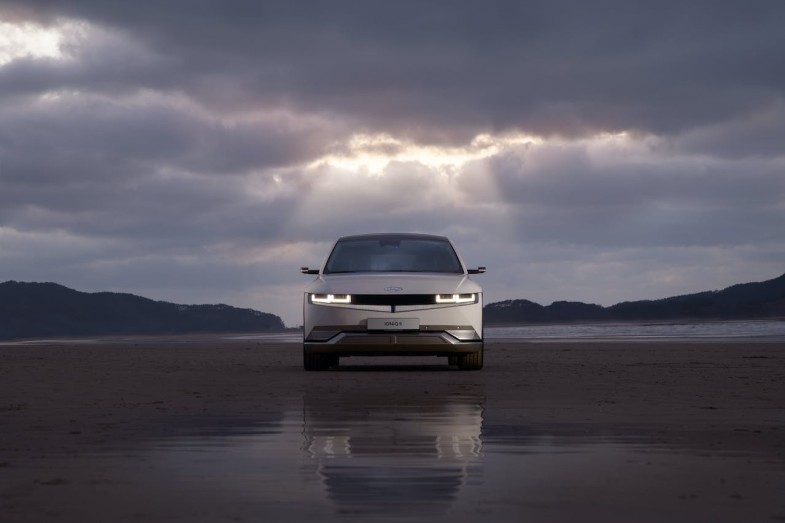 FRONT VIEW OF WHTE HYUNDAI CAR ON WET ROAD