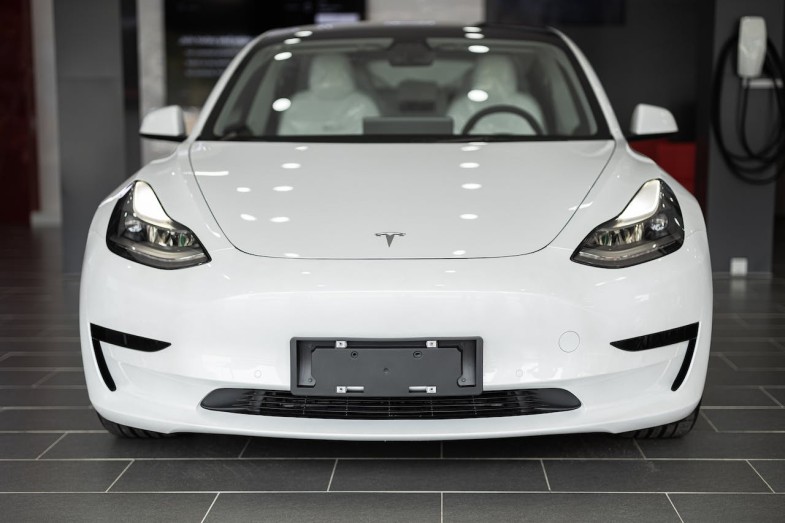 CLOSE UP PHOTO OF A WHITE CAR