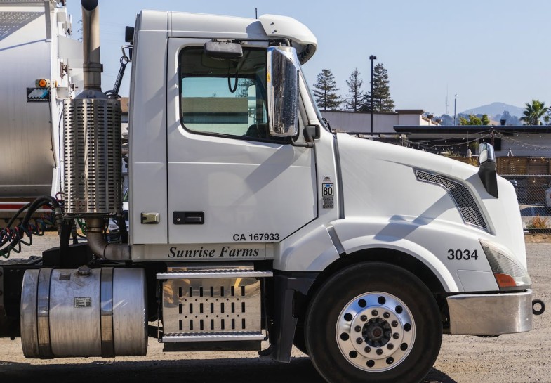 WHITE VOLVO VNL 300 HEAVY DUTY TRUCK