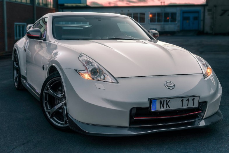 PHOTO OF WHITE NISSAN CAR
