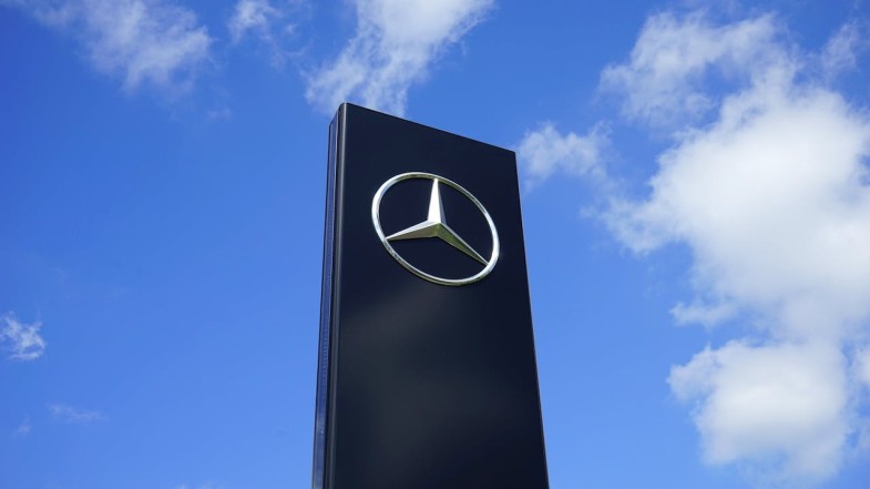 BLACK MERCEDES BENZ BUILDING UNDER BLUE AND WHITE SKY