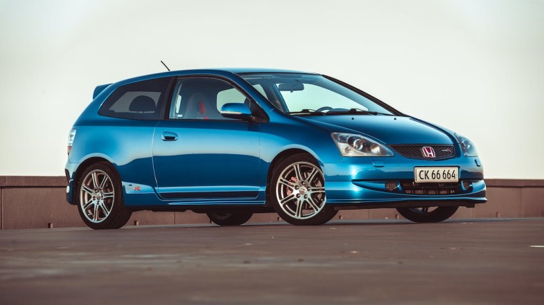 BLUE HONDA CIVIV TYPE R