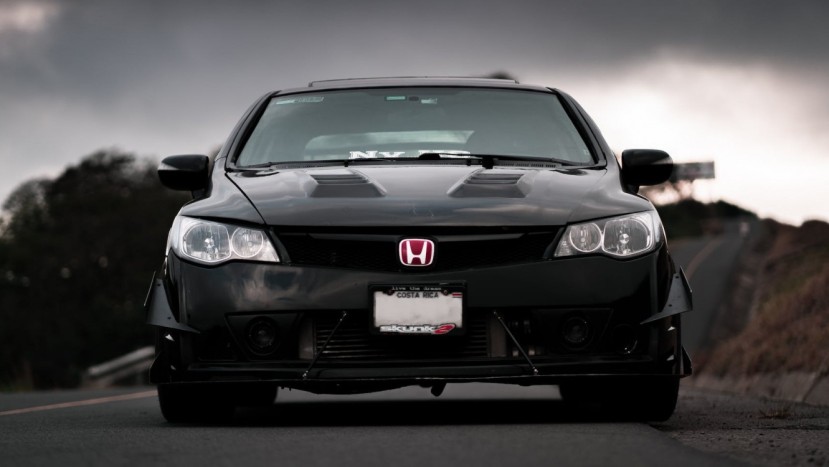 A BLACK HONDA CIVIC CAR