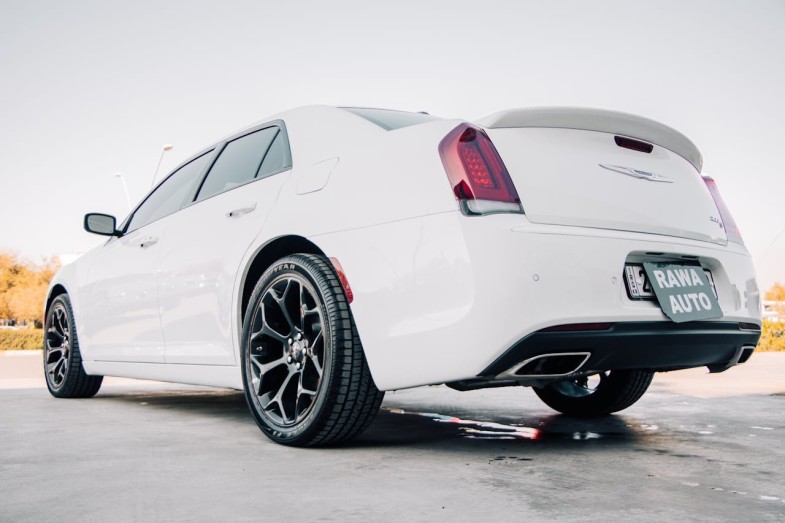 A WHITE CHRYSLER 300